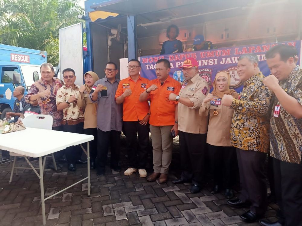 Gubernur Jatim Beri Santunan Korban Tertimpa Pohon Tumbang di Surabaya