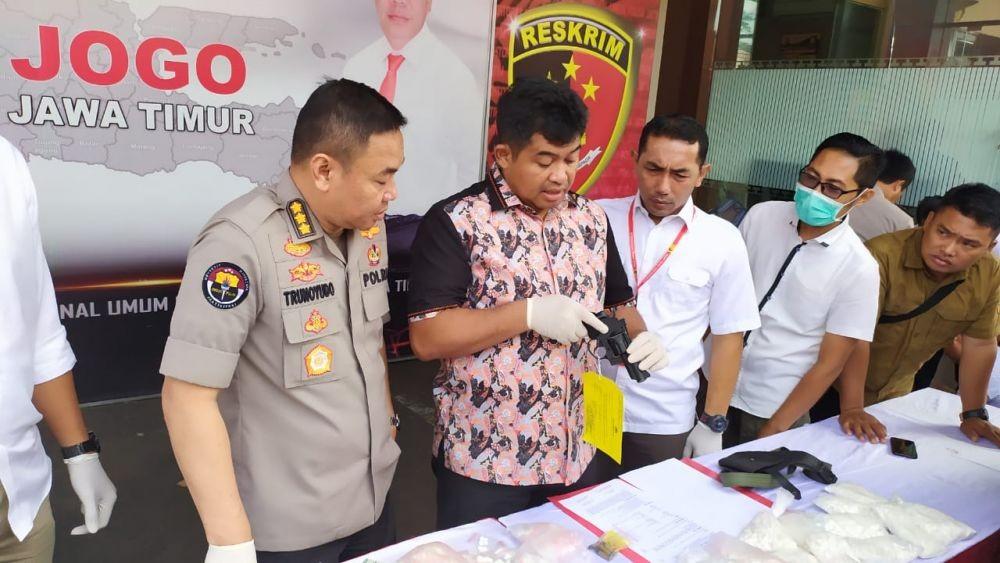 Dua Warga Jember Dibekuk Polda karena Jual Pil Dobel L dan Bawa Senpi