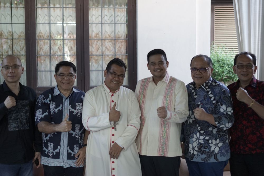Bobby Nasution Disambut Hangat saat Hadiri Open House Keuskupan Agung 
