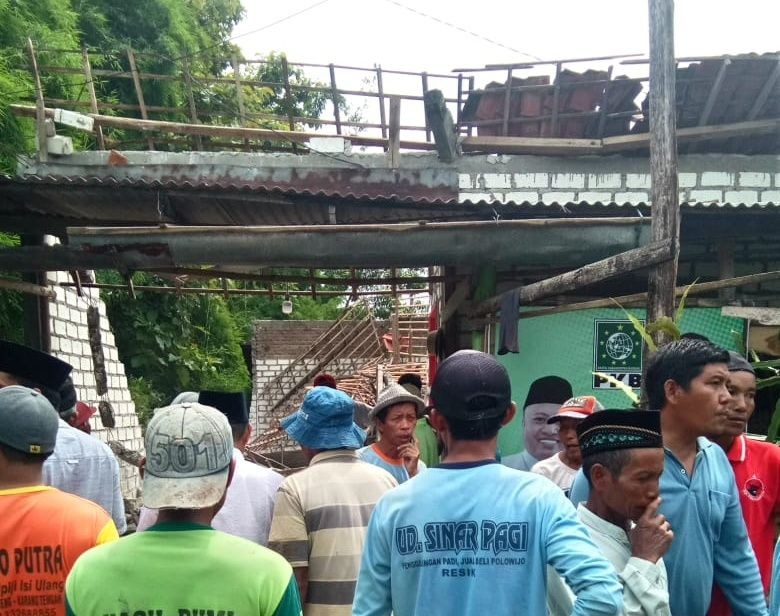 Lansia di Lamongan Terluka Usai Tertimpa Atap Rumah yang Roboh