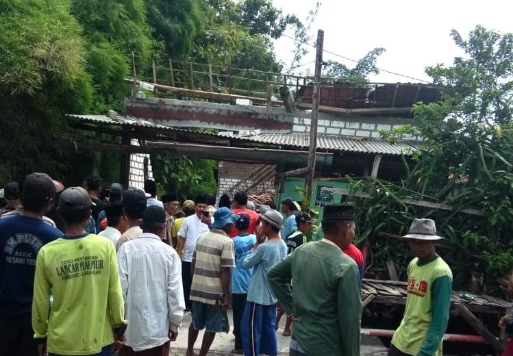 Lansia di Lamongan Terluka Usai Tertimpa Atap Rumah yang Roboh