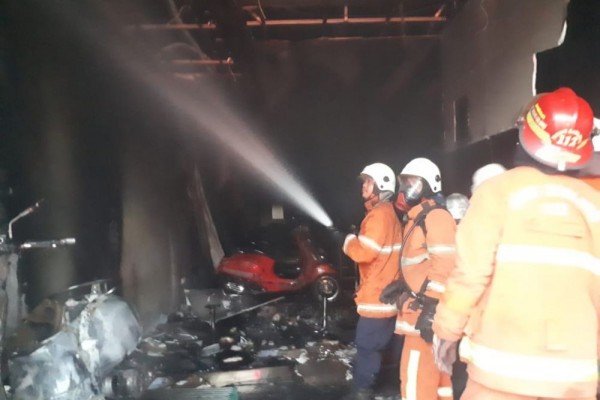 Korsleting Listrik, Kebakaran Dealer di Surabaya Hanguskan Satu Motor