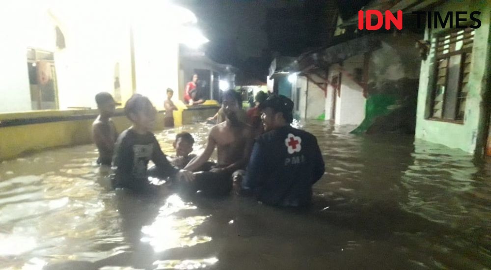 Dramatis! Evakuasi Warga yang Panik Terkepung Banjir di Tegal