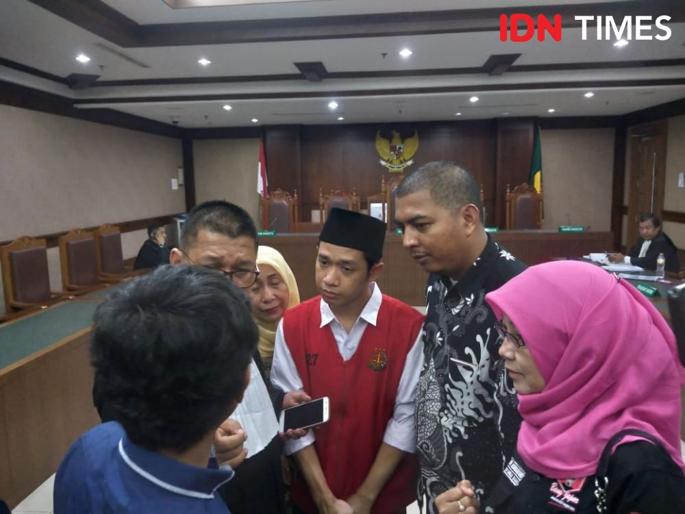 Pemuda yang Bawa Bendera Saat Demo Mengaku Disetrum Polisi untuk Ngaku