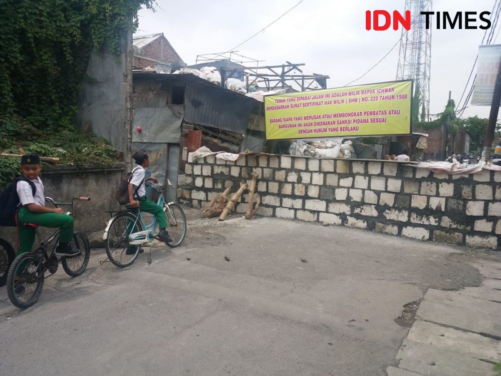 Polemik Kepemilikan Tanah, Jalan Tambak Wedi Surabaya Ditembok