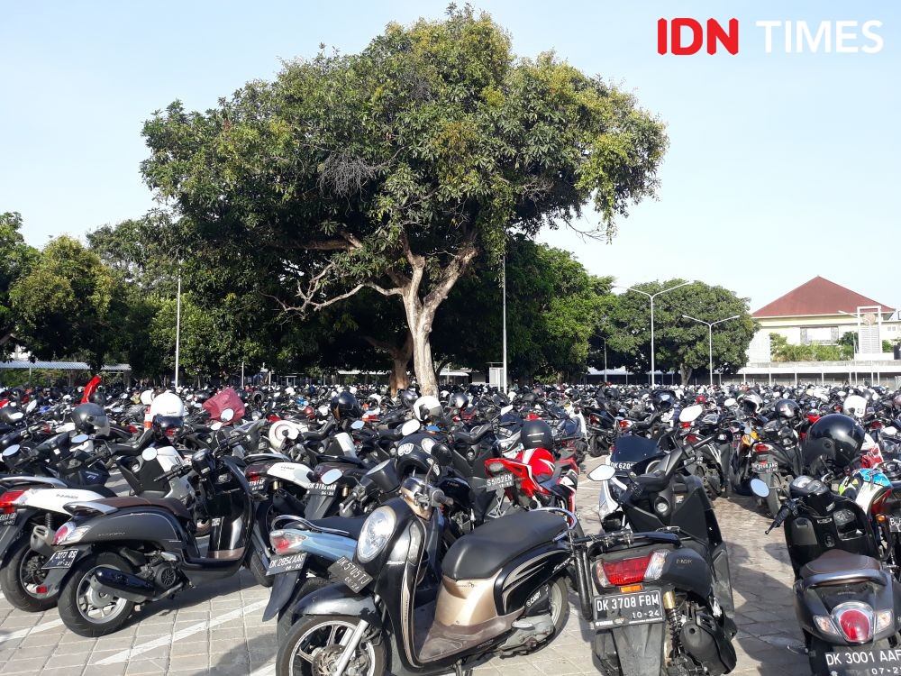 PD Parkir Makassar Dibikin Pusing Ojol yang Doyan Ngetem Depan Mall