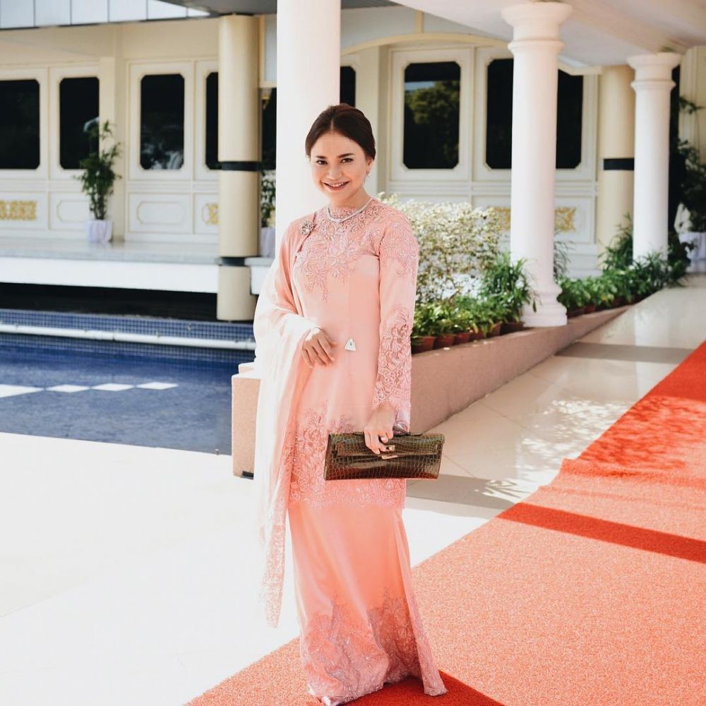 Glamor dan Tampak Elegan! Ini Gaya 10 Kebaya Modern ala Rossa