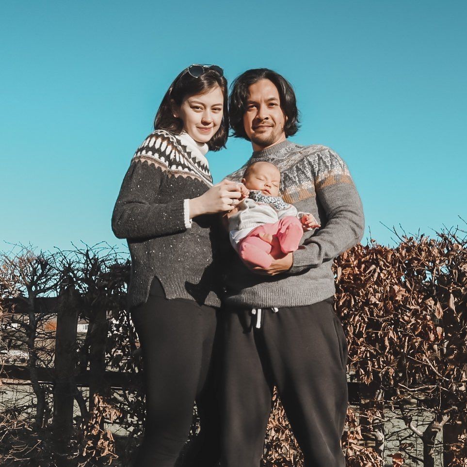 10 Gaya Mama Muda Momong Anak ala Kimberly Ryder