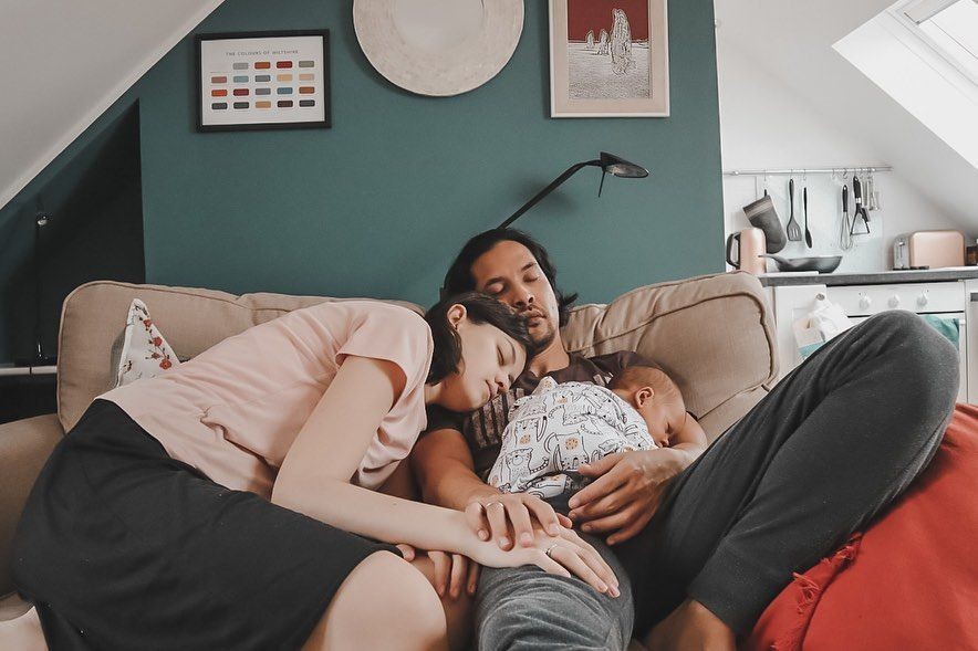 10 Gaya Mama Muda Momong Anak ala Kimberly Ryder
