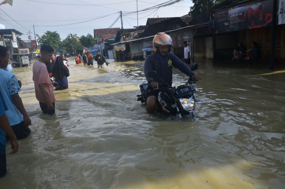 Viral! Kisah Mbah Sono, Dramatis Evakuasi Warga Grobogan saat Banjir