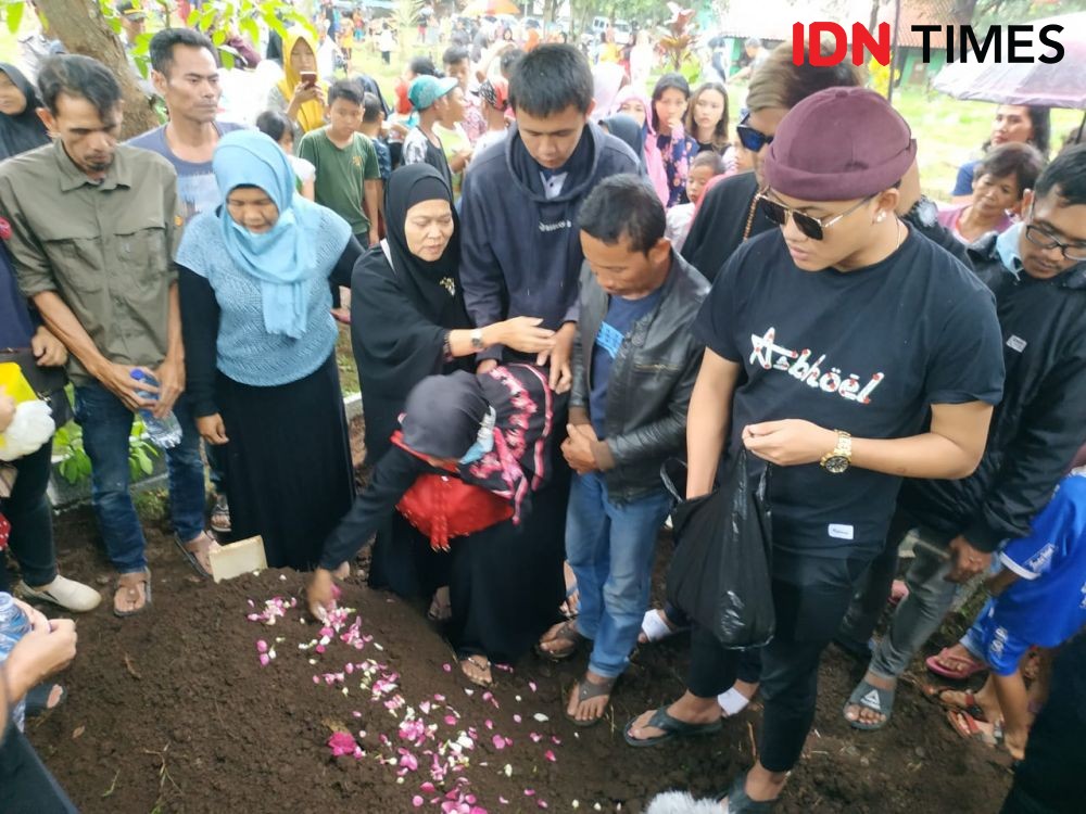 [FOTO] Kunjungi Makam Baru Lina, Rizky Febian Kembali Menangis