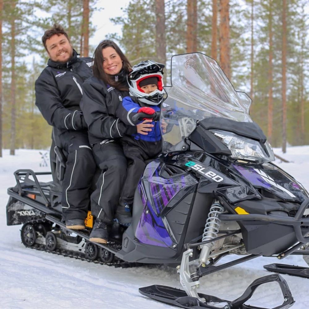 Hasil gambar untuk Santa’s Igloos Arctic Circle yang berlokasi di Desa Sinterklas