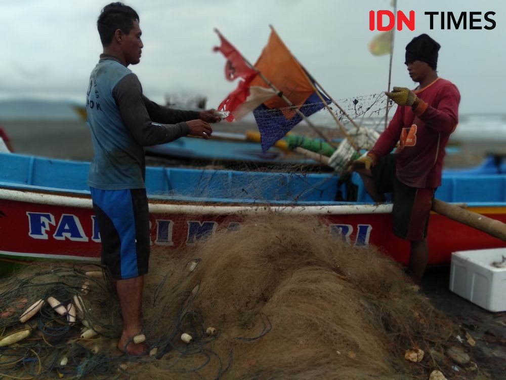 Gelombang Tinggi, Nelayan di Gunungkidul Gotong Royong Evakuasi Perahu