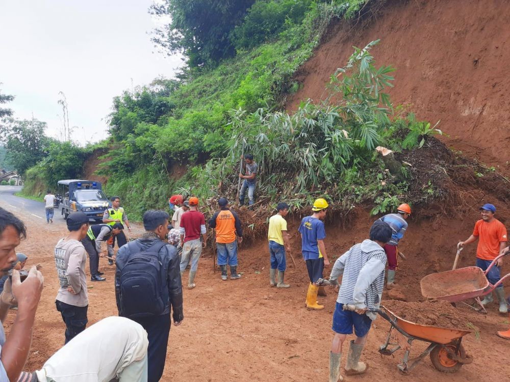 Kementerian PUPR Buka Akses Tertutup Longsor di Jalan Trans Sulawesi