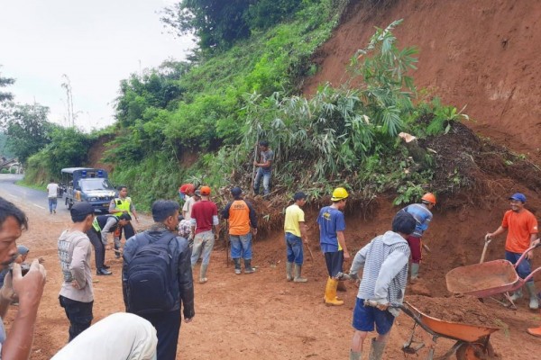 Longsor di Jalur Trans Sulawesi, Jalan Penghubung Majene-Mamuju Lumpuh