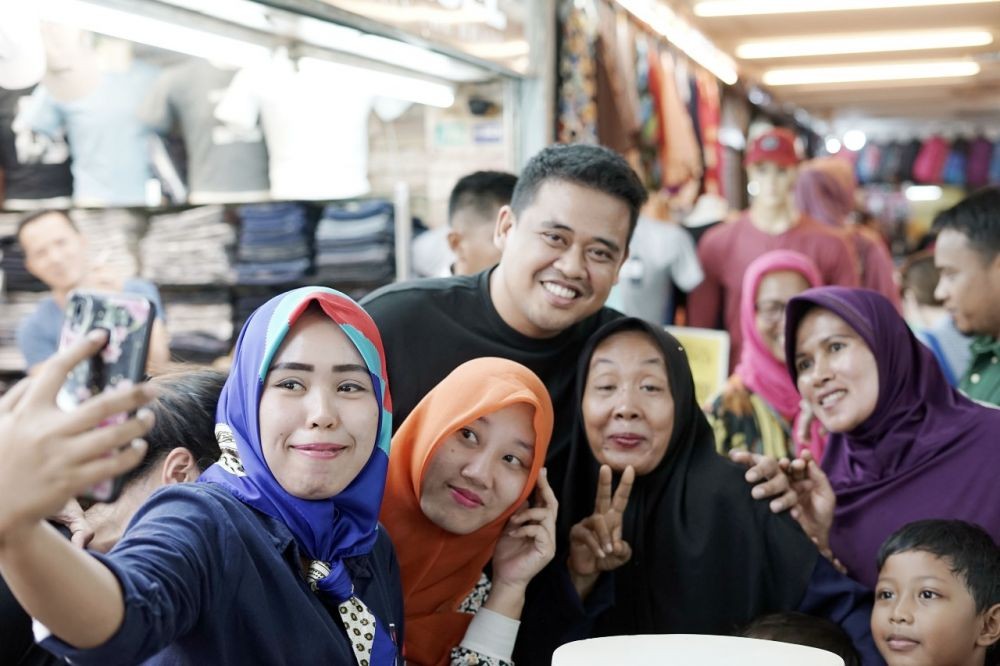 Belanja Baju ke Pasar Petisah, Bobby Nasution Diserbu Ibu-ibu