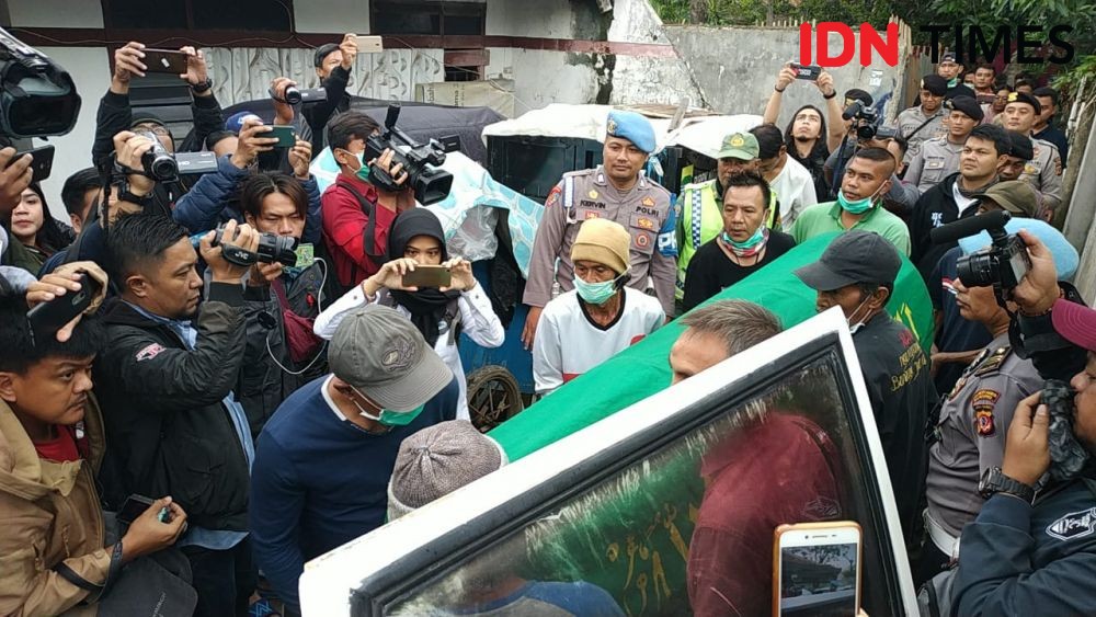 [FOTO] Jenazah Lina Ibu Rizky Febian Dipindahkan ke Ujungberung
