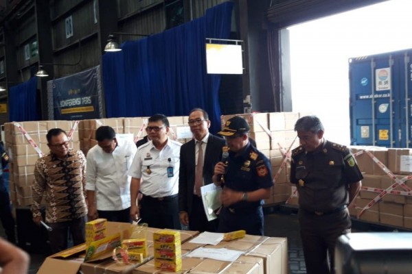 Bea Cukai Gagalkan Penyelundupan Satu Kontainer Bolpoin Palsu Tiongkok