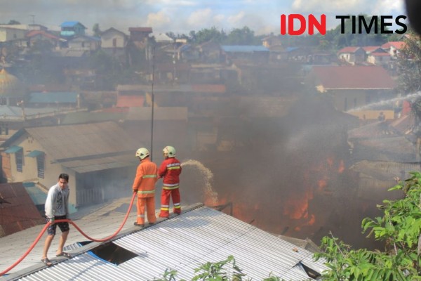 Enam Rumah di Belakang Apartemen Pertamina Balikpapan Kebakaran