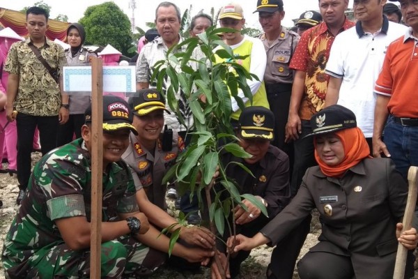 Forkopimda Lamongan Kompak Tanam Pohon di Wilayah Langganan Banjir