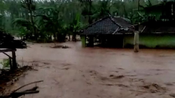 Tanggul Desa Sinoman Jebol, Banjir Kembali Terjang Pati