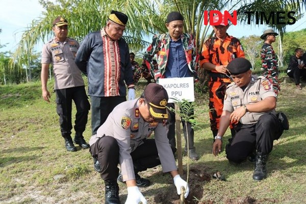 Antisipasi Bencana, Polres Penajam Paser Utara Tanam 5 Ribu Pohon