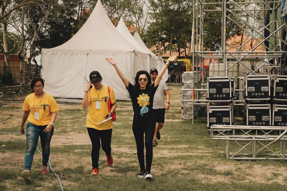 Casual hingga Classy! Begini 12 Style Memesona ala Isyana Sarasvati