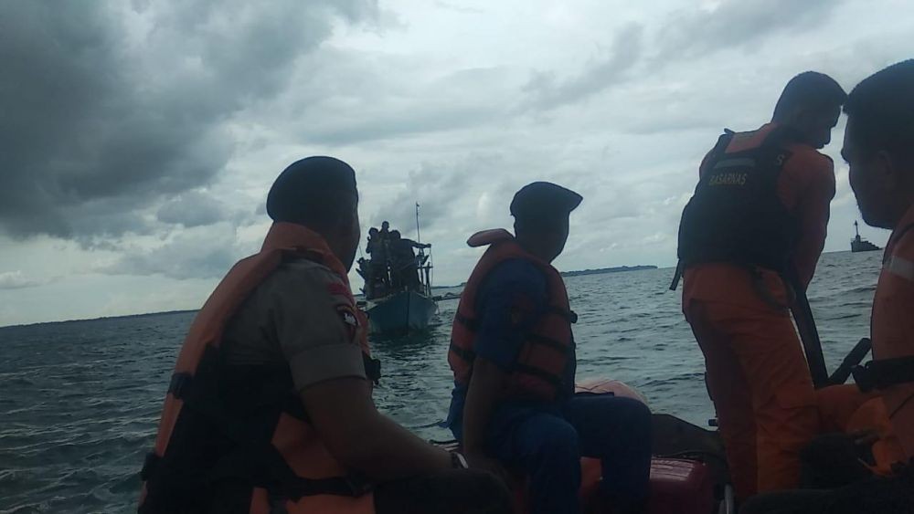 Tim SAR Evakuasi 5 Nelayan dari Kapal yang Terombang-ambing di Laut
