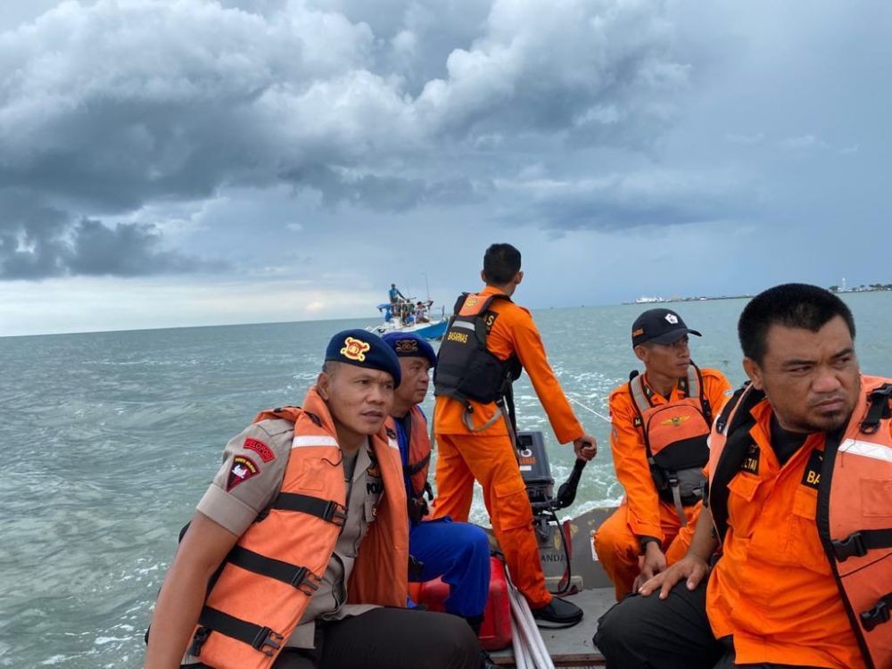 Tim SAR Evakuasi 5 Nelayan dari Kapal yang Terombang-ambing di Laut