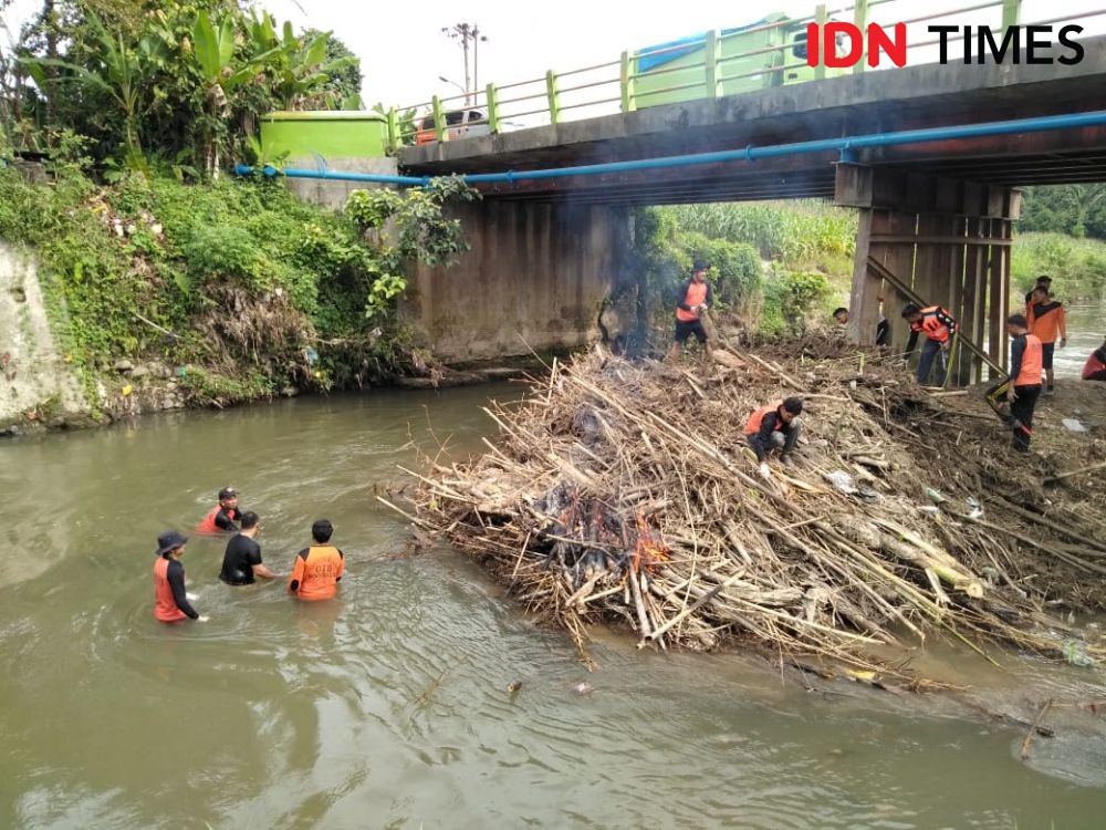 Cegah Banjir, BPBD Binjai Bersihkan Tumpukan Sampah di Sungai Mencirim