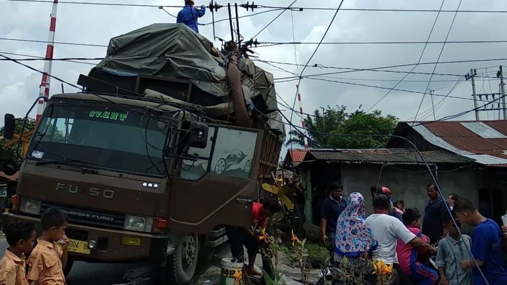 Hindari Mobil Truk  Fuso  Tabrak Tiang Listrik