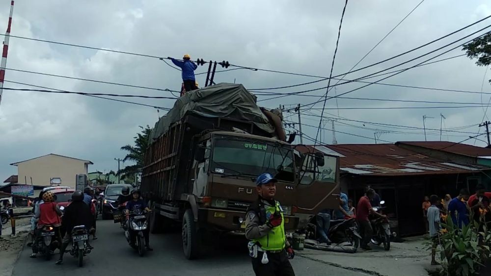 Hindari Mobil Truk  Fuso  Tabrak Tiang Listrik