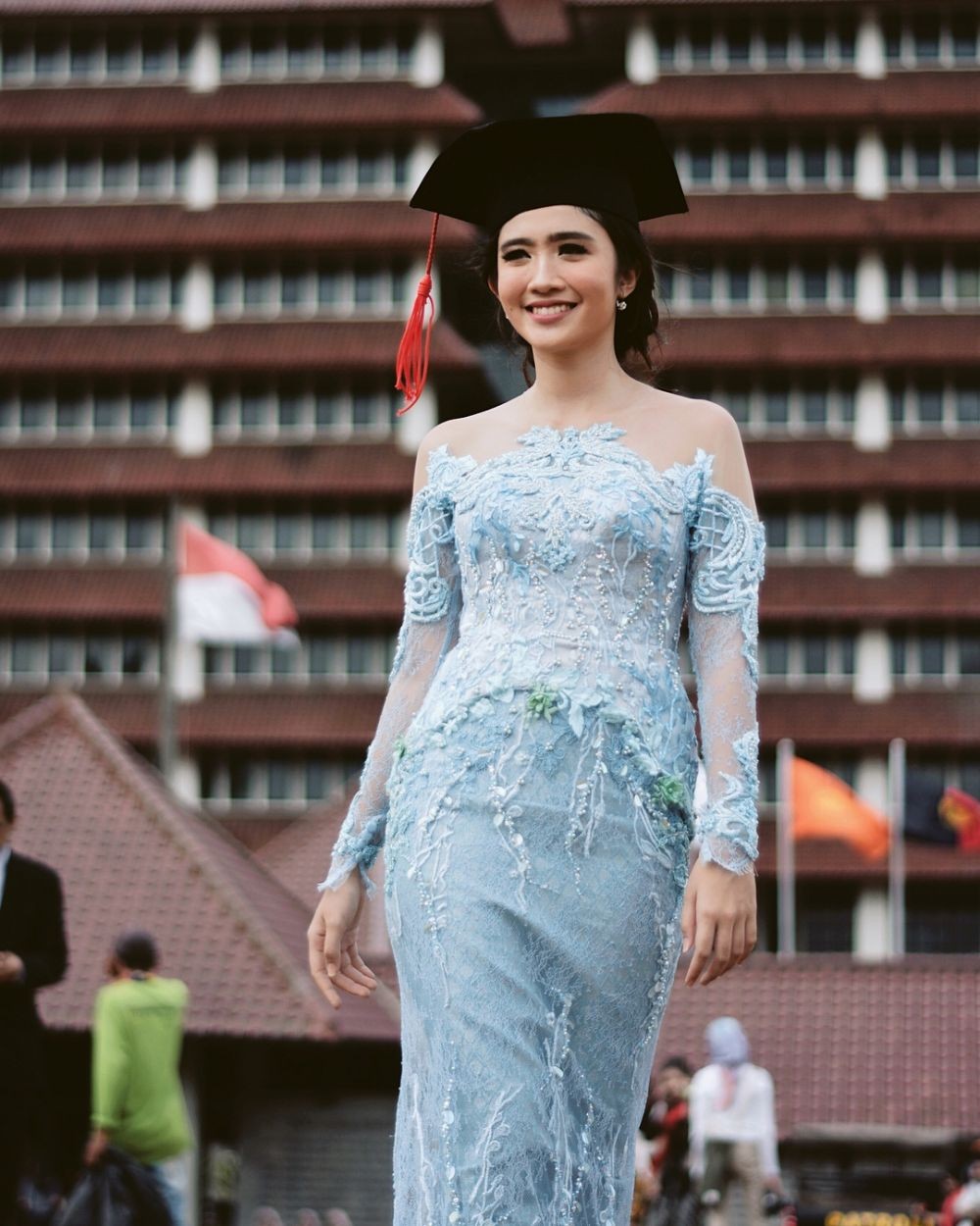 Inspirasi Kebaya Off Shoulder Para Seleb, Indah Bertabur Payet