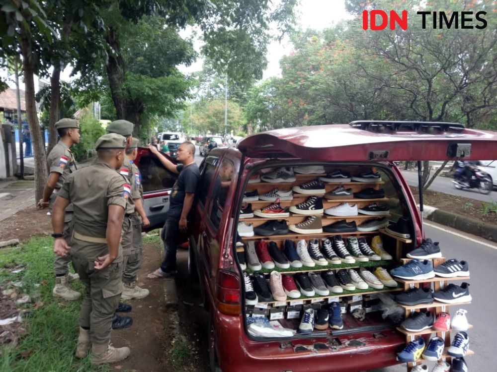 Satpol PP Kota Bandung Sapu Pedagang Mobil-Toko Dekat Gedung Sate