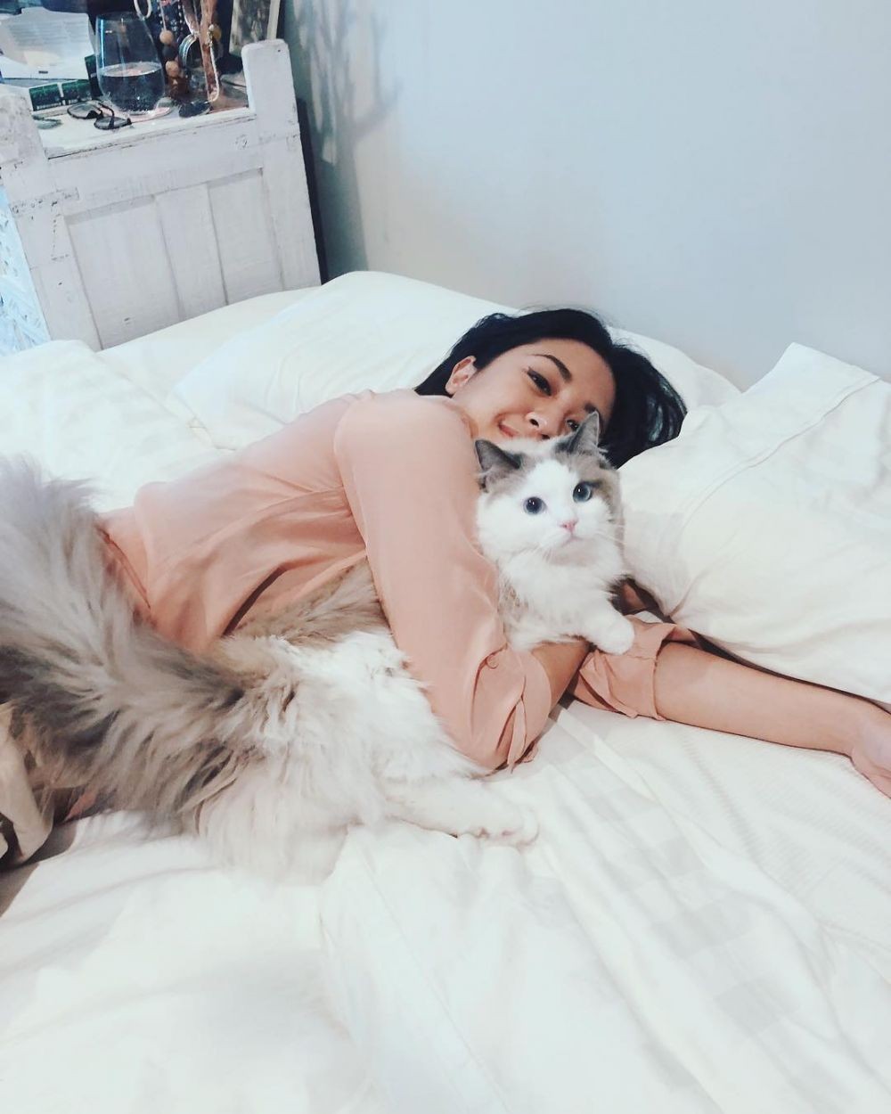 10 Potret Sherina Munaf bareng Kucing-Kucingnya, Gemesin Abis!