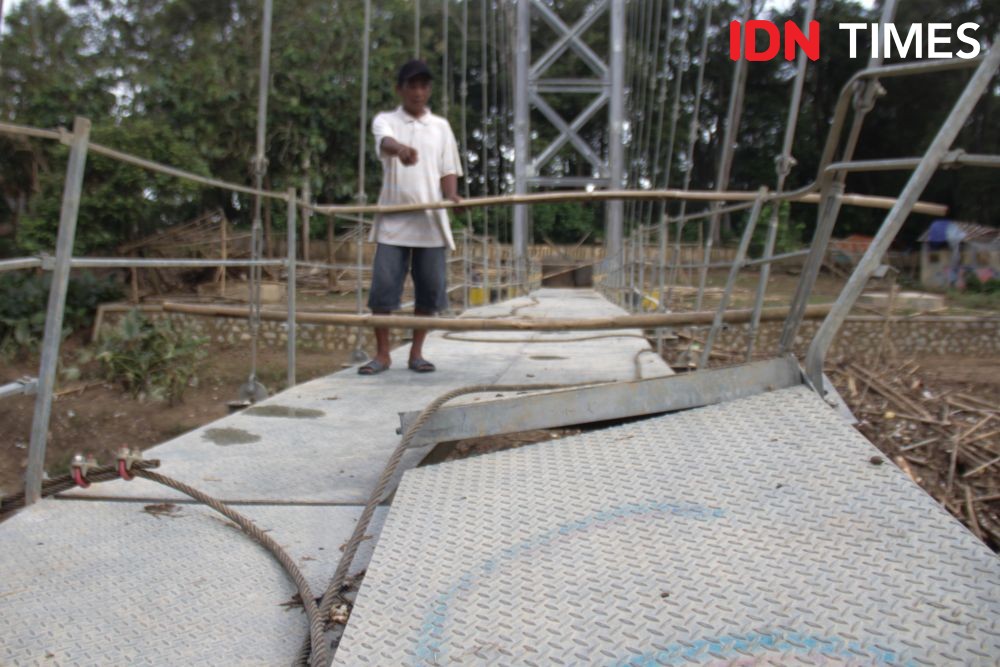 Dihantam Banjir Sejak 1 Januari, Jembatan Gantung Ini Belum Diperbaiki
