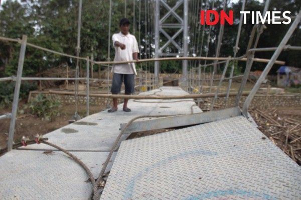 Dihantam Banjir Sejak 1 Januari, Jembatan Gantung Ini Belum Diperbaiki