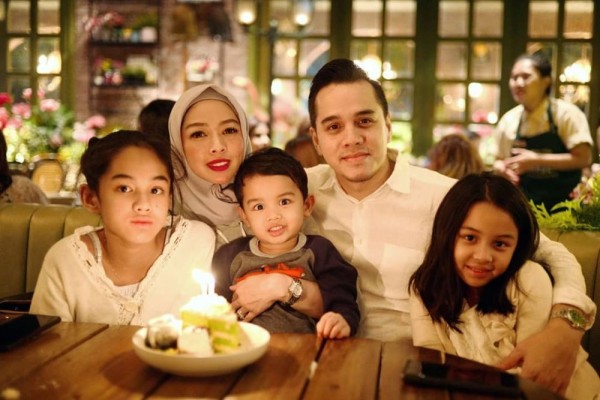 Rekan Kerja Berujung Pelaminan, 9 Artis Ini Menikah dengan Manajernya