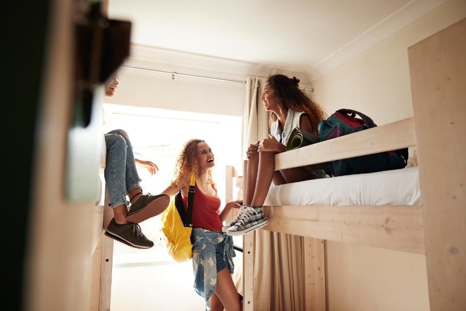 10 Hal yang Harus Kamu Ketahui Saat Pertama Kali Menginap di Hostel 