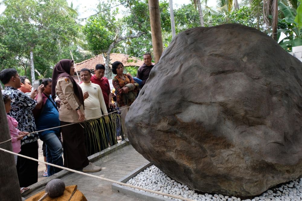 Terbongkar! Ukiran Batu Keraton Agung Sejagat Menjiplak dari Internet