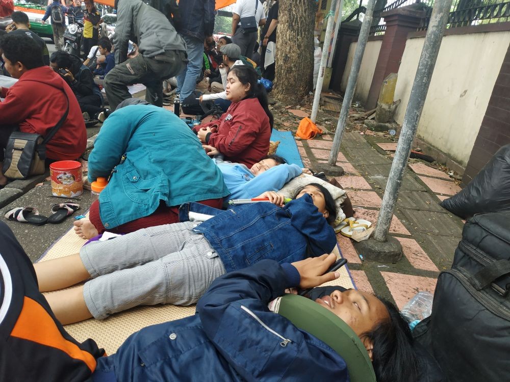 Diusir dari Panti, Puluhan Penyandang Disabilitas Wyata Guna Tidur di Trotoar