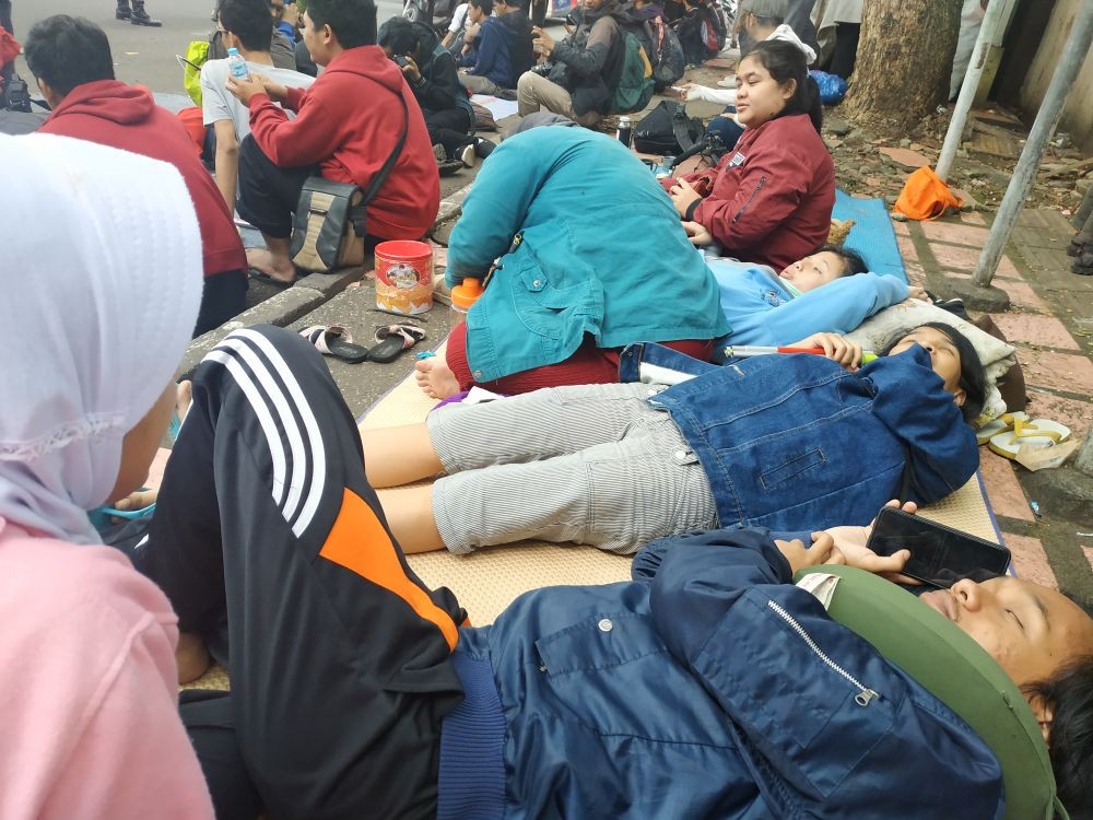 Dua Malam Sudah Puluhan Penyandang Disabilitas Netra Tidur di Trotoar