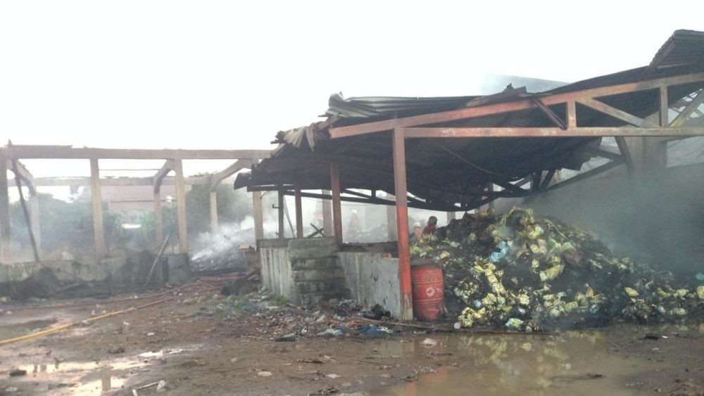 Tiga Gudang Penyimpanan Popok Bayi di Kota Cirebon Terbakar