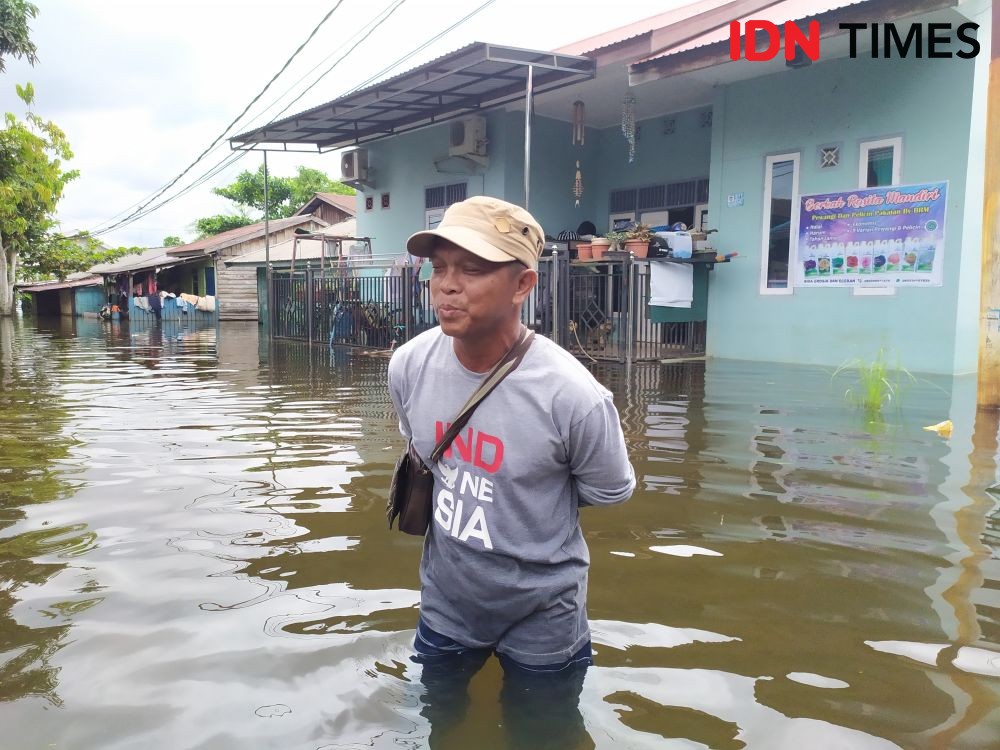 Derita Warga Bengkuring yang Memilih Bertahan dalam Kepungan Banjir