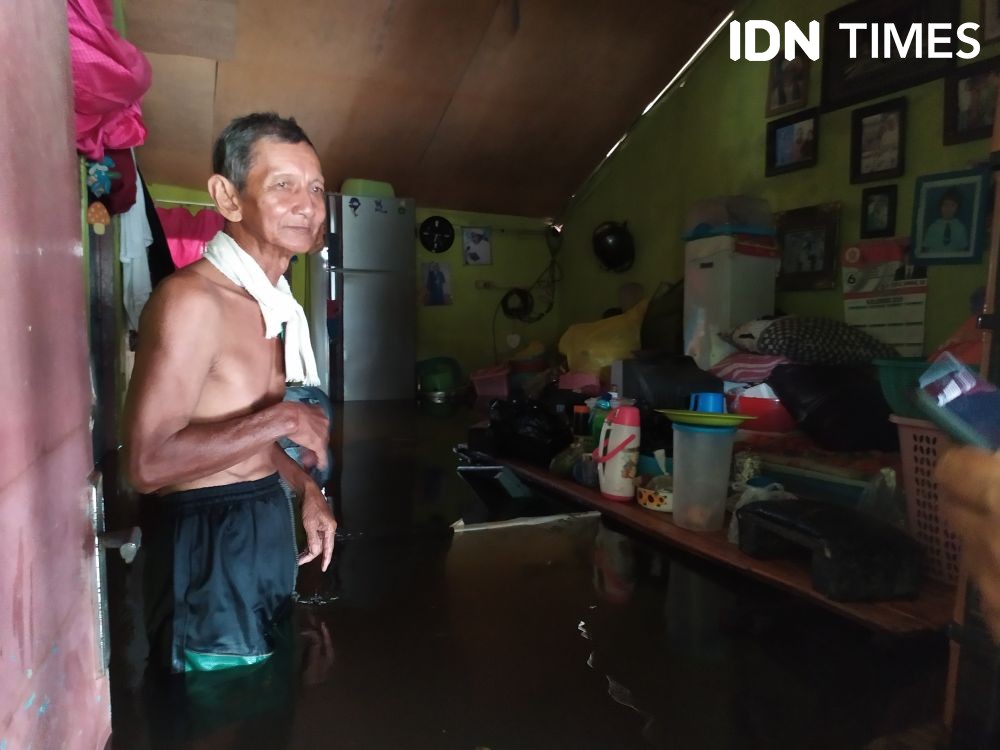 Derita Warga Bengkuring yang Memilih Bertahan dalam Kepungan Banjir