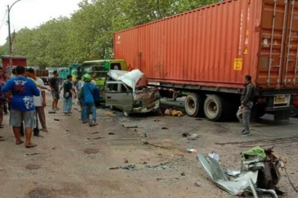 MPU Berpenumpang Belasan Orang Terlibat Laka, Dua Meninggal Dunia