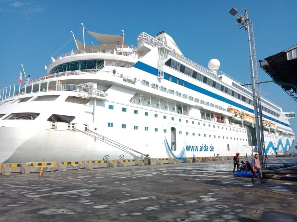 Perdana! Kapal Pesiar Prancis Bawa 184 Turis Asing Sandar di Semarang