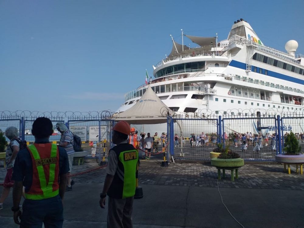 Angkut 342 Wisman, Kapal Pesiar MS Regatta Sandar di Lombok