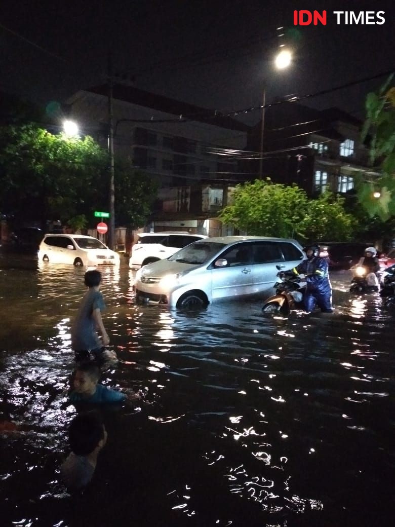 Banjir Kepung Surabaya, Beberapa Ruas Jalan Alami Kemacetan Parah