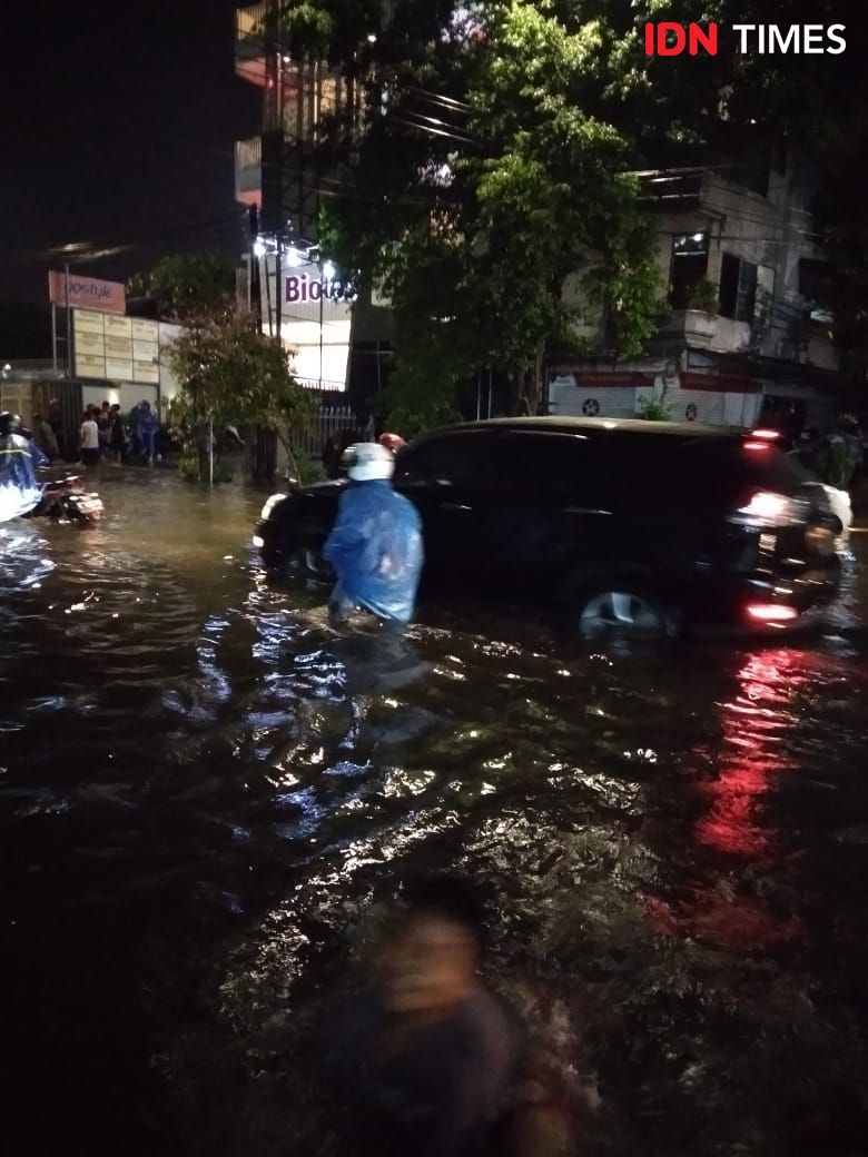 Banjir Kepung Surabaya, Beberapa Ruas Jalan Alami Kemacetan Parah